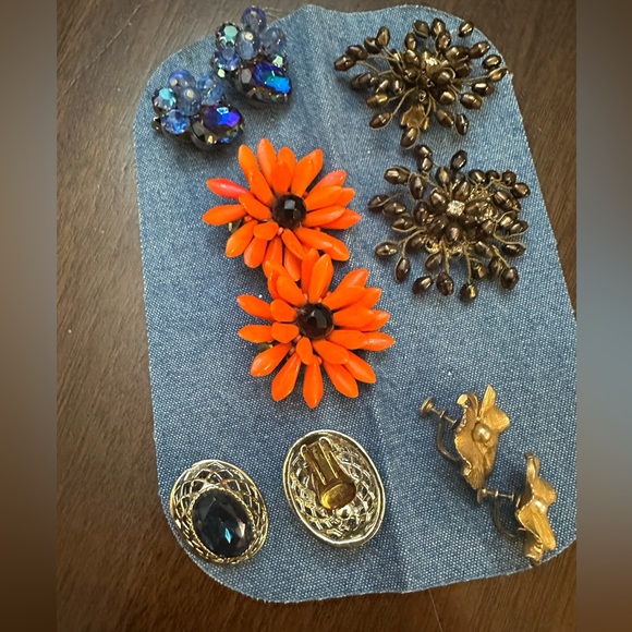 Five pair of Vintage Clip On/Screw On Earrings - Picture 3 of 3